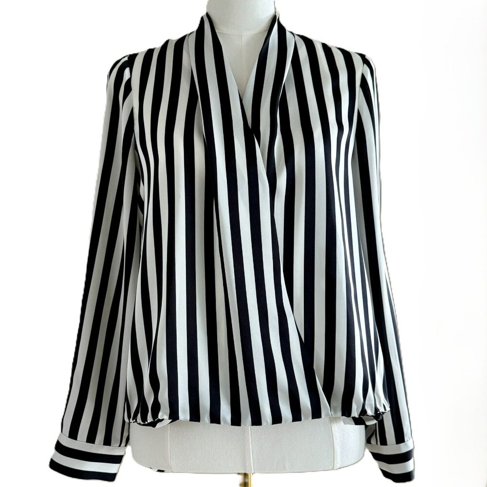 CHICO'S | Black & White Silky Hi-Low Top Sz Small